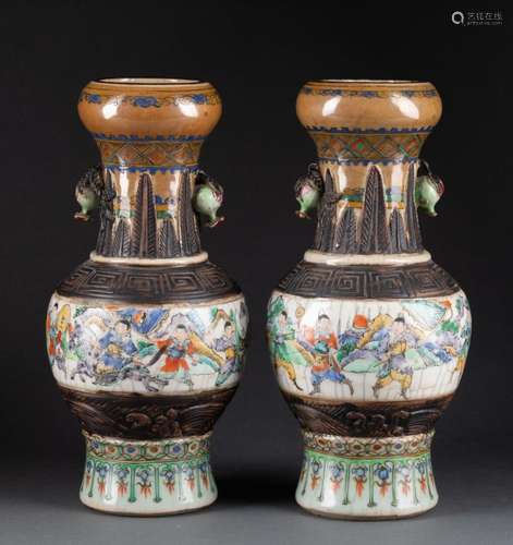 CHINE - Fin XIXe siècle<br />
Paire de VASES à col bulbeux <...