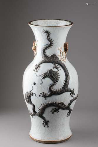 CHINE - Fin XIXe siècle<br />
VASE balustre à décor en relie...