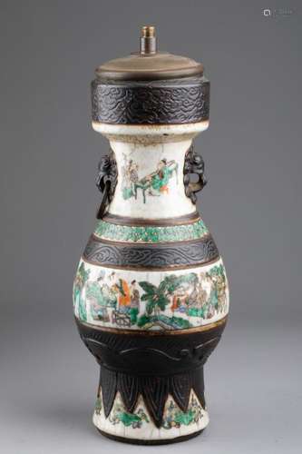 CHINE - Fin XIXe siècle<br />
Petit VASE à décor en registre...