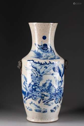 CHINE - Fin XIXe siècle<br />
Paire de VASES à décor d'une s...