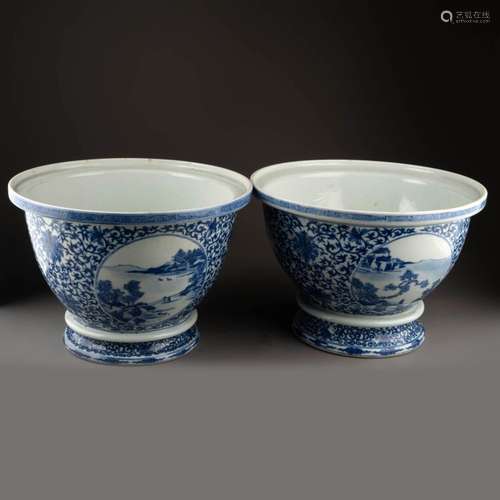 CHINE - XXe siècle<br />
Paire de CACHE-POTS à décor en méda...