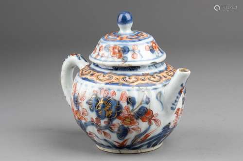 CHINE - Epoque KANGXI (1662-1722)<br />
THEIERE à décor flor...