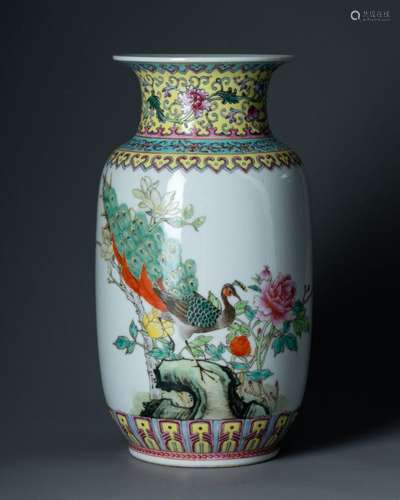 CHINE - Vers 1970<br />
VASE à décor d'un volatile dans la v...