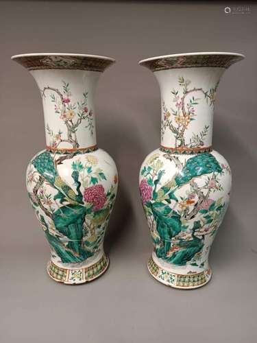 CHINE - XIXe siècle<br />
Paire de grands VASES Yen Yen à dé...