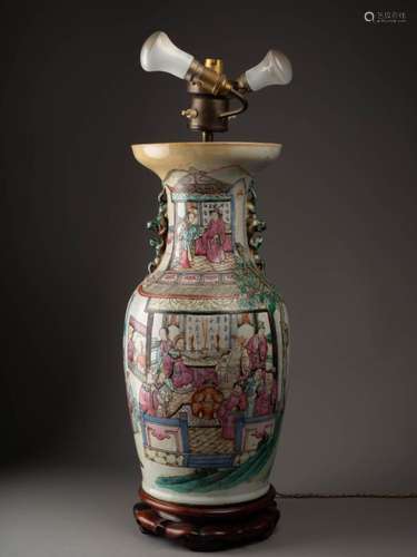 CHINE - Fin XIXe siècle<br />
VASE à décor en cartouches de ...