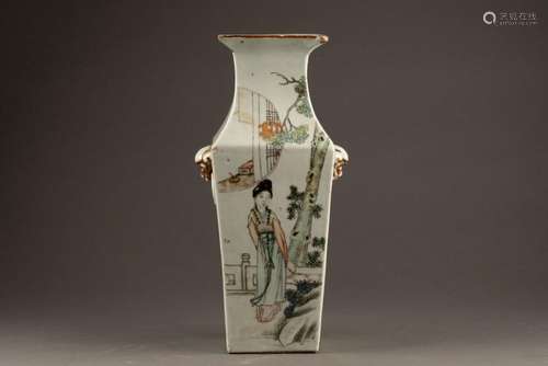 CHINE - XIXe siècle<br />
VASE de section carré à décor d'un...