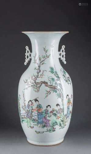 CHINE - Vers 1900<br />
VASE et COUPE polylobée à décor de d...