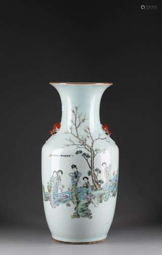 CHINE - XIXe siècle<br />
VASE à décor de dames de cour <br ...