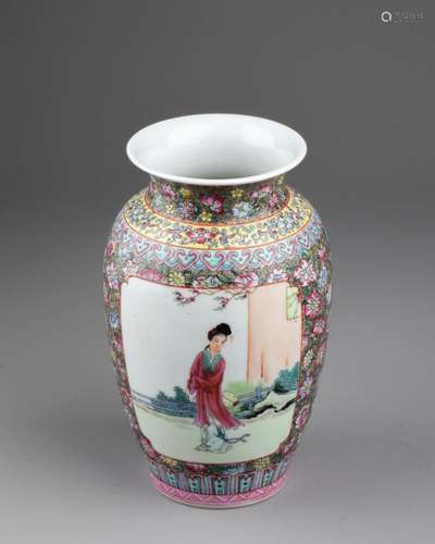 CHINE - Vers 1970<br />
Petit VASE ovoïde à décor de scènes ...