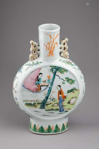 CHINE - XIXe siècle<br />
Petit VASE gourde à décor de deux ...