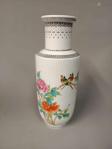 CHINE - XXe siècle<br />
Petit VASE balustre à décor de chry...