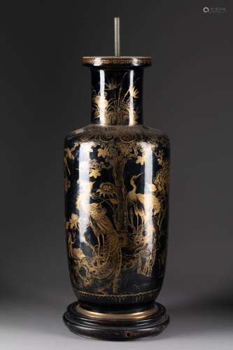 CHINE - XIXe siècle<br />
VASE rouleau à décor du phénix et ...