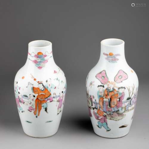 CHINE - XIXe siècle<br />
Deux VASES à décor de scènes animé...