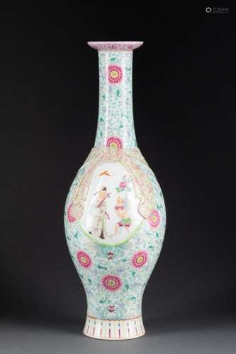 CHINE - XXe siècle<br />
VASE à panse ovoïde et long col <br...