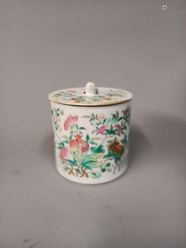 CHINE - Vers 1900<br />
BOITE cylindrique couverte à décor d...