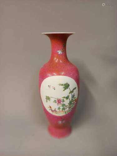 CHINE - Début du XXème siècle<br />
VASE à décor en réserve ...