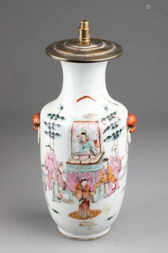 CHINE - XIXe siècle<br />
VASE à décor de scènes de palais <...