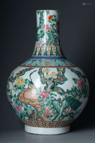 CHINE - Vers 1900<br />
VASE shangping à décor de volatiles ...