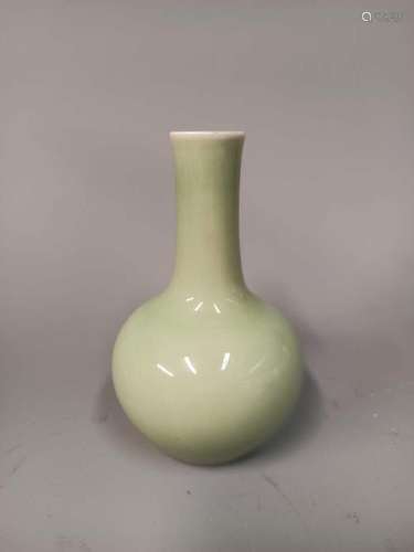 CHINE - Moderne<br />
Petit VASE bouteille <br />
Porcelaine...