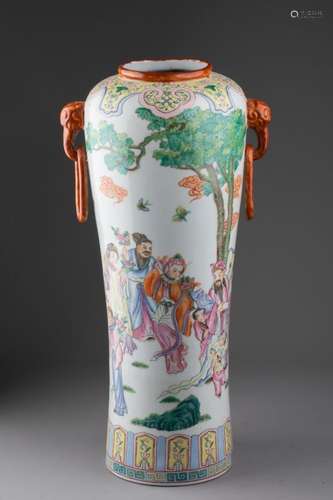 CHINE - Deuxième moitié du XXe siècle<br />
VASE à décor de ...