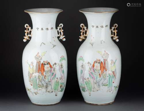 CHINE - Vers 1900<br />
Paire de VASES à décor d'immortels<b...