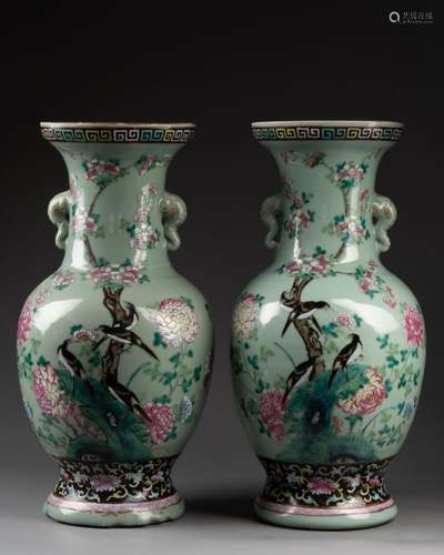 CHINE - Vers 1900<br />
Paire de VASES à décor de volatiles ...