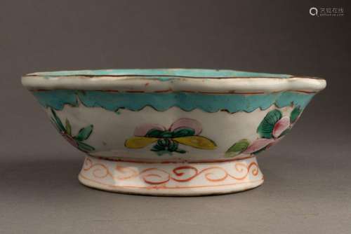 CHINE - XXe siècle<br />
COUPE à décor floral <br />
Porcela...