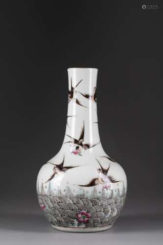 CHINE - XIXe siècle<br />
VASE bouteille à décor d'oiseaux a...