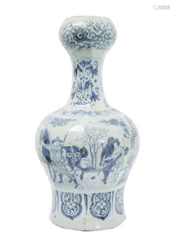 28 Delft : Vase balustre à tête d'ail. Faïence stannifère à ...