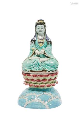 32 Chine : une Guanyin en biscuit de porcelaine émaillé vert...