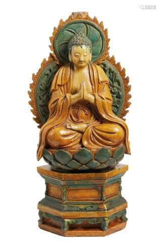 35 Chine : Grande figure de Bouddha assis sur un trône lotif...