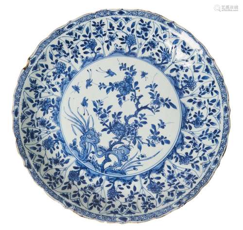 48 CHINE ( époque KANGXI)<br />
Plat en porcelaine camaïeu b...