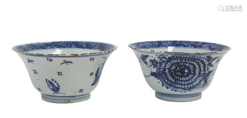 50 Chine : deux bols en porcelaine dure à décors en camaïeu ...