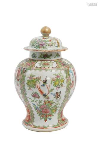 52 Chine : Une potiche couverte en porcelaine dure à décor a...