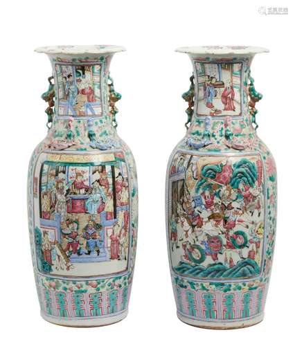 53 Chine<br />
Importante paire de vases en porcelaine polyc...