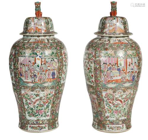 54 Chine : deux grands vases et leurs couvercles en porcelai...