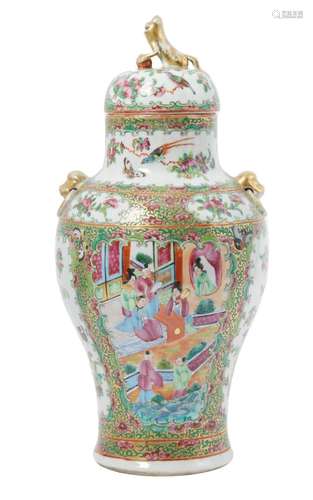 55 Chine : Un vase couvert en porcelaine dure à décor aux ém...