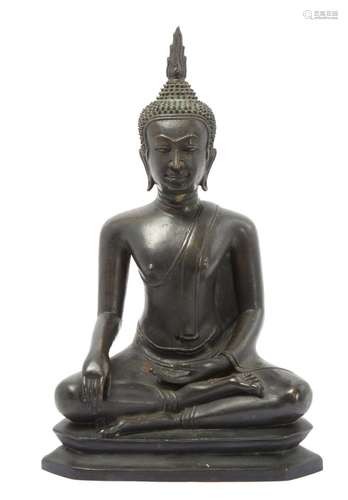 59  Bouddha en bronze patiné<br />
XIXème siècle<br />
Haute...