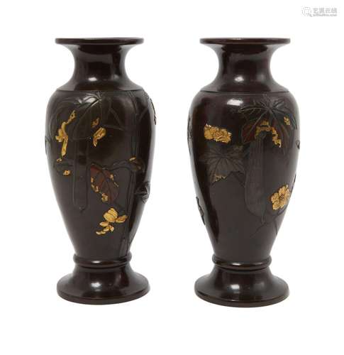 68 JAPON (époque MEIJI)<br />
Paire de vases balustres en br...