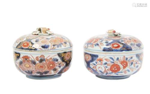 69 Japon : deux boites rondes et leurs couvercles en porcela...