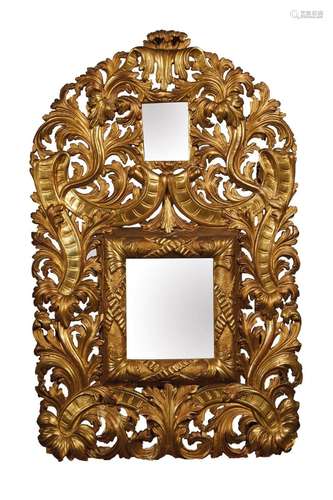 115 Miroir double en bois largement sculpté et à décor de la...