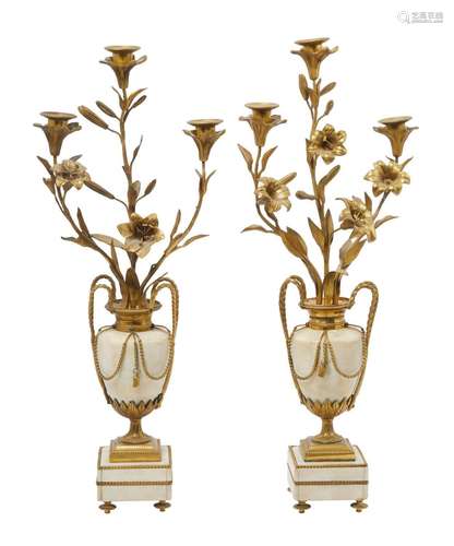 117 Paire de vases cassolettes en marbre blanc et bronze cis...