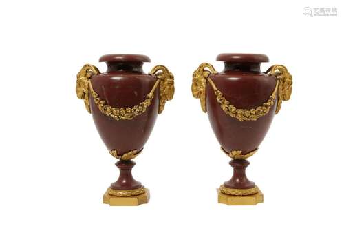 119 Paire de vases sur piédouche en marbre rosso antico et b...