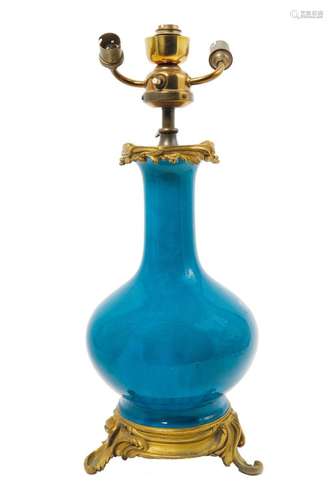 138 Vase balustre en porcelaine de Chine turquoise, monture ...