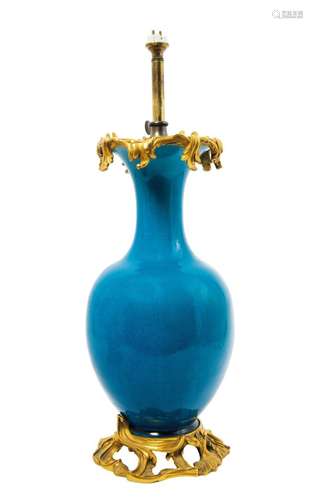 139 Vase balustre en porcelaine de Chine turquoise, monture ...