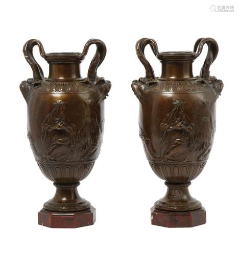 156 Paire de vases sur piédouche en bronze patiné à décor de...