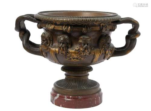 162 Vase à l'antique en bronze patinée et doré à décor de fr...