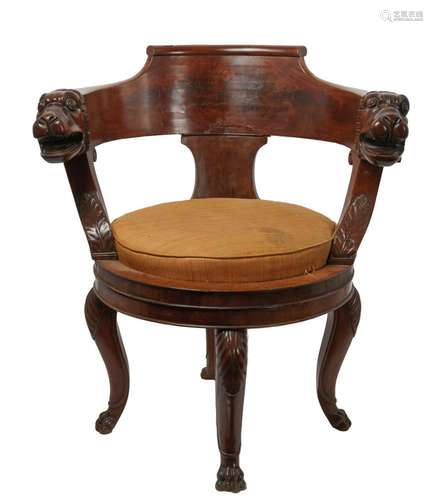 401 Beau fauteuil de bureau de forme gondole en acajou et pl...