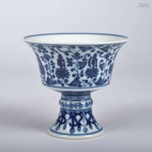 A blue and white 'floral' stem-cup