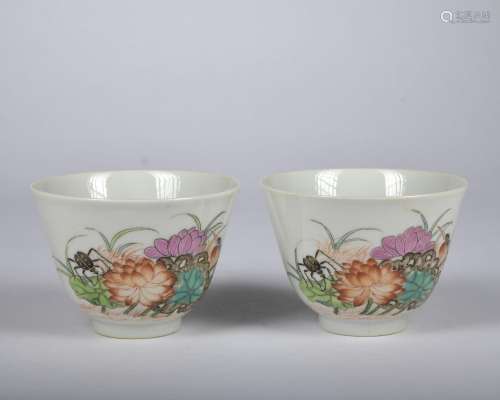 A pair of Wu cai 'floral and birds' cup